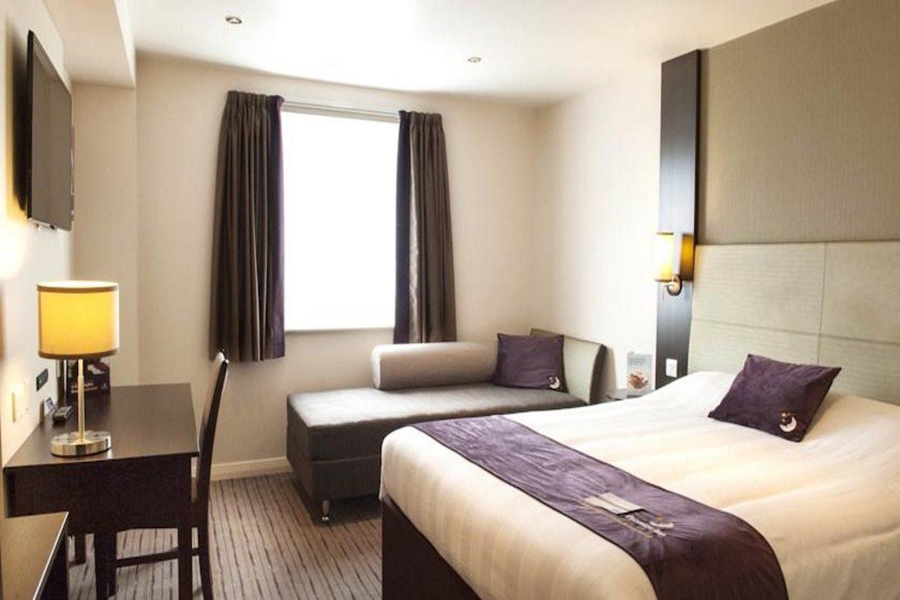 Premier Inn Premier Inn Wirral Greasby 外观 照片